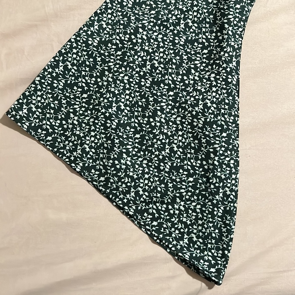 Shein long sleeve cropped blouse with an option to tie in the front. - Picture 3 of 5